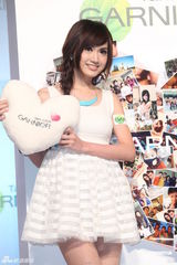 组图：翁滋蔓大眼酒窝性感写真