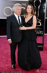 组图：达斯汀-霍夫曼与妻子穿黑色情侣装