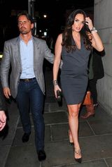 组图：F1总裁女儿孕期独自购物 产期临近衣宽松