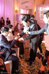 高清：罗嘉良环抱苏岩幸福满意 敬女婿茶笑容腼腆