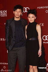 幻灯：亚洲电影大奖红毯 张震周迅携手亮相很亲密