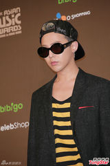 高清图：GD条纹装出席mama记者会 EXO正装帅气