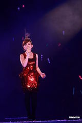 组图：梁静茹银白短裙开唱 送亲笔签名纸飞机