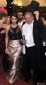 组图：卡戴珊透视装亮相 手挽亿万富翁同看歌剧