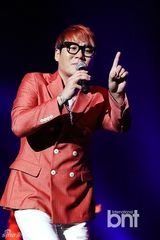 组图：赵容弼尹民秀等献唱展华丽舞台