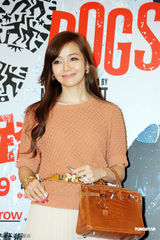 组图：侯佩岑现身台北笑容明媚长裙优雅