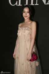 组图：熊乃瑾典雅亮相时尚庆典 宣传美容书