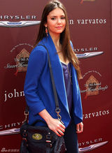 高清组图：妮娜-杜波夫蓝色西装外套搭配牛仔裤