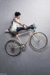 组图：戴佩妮挑战高难度拍照 险脊椎侧弯