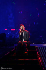 幻灯图：张信哲北京个唱演绎20年经典 打造万人KTV