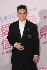 组图：任贤齐自愧腹肌不如张家辉 遭梁汉文投诉