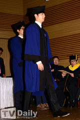 组图：张根硕丁一宇大学毕业获颁功劳奖