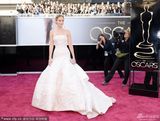 组图：第85届奥斯卡颁奖礼红毯-詹妮弗-劳伦斯