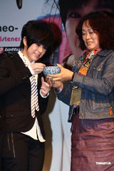 组图：张芸京新书创佳绩 穿燕尾服奏交响乐