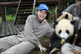 组图：李威呼吁保护动物 领养熊猫泡泡为女儿