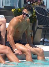 幻灯图：C罗提前结束世界杯征程 游泳纳凉狂晒胸肌