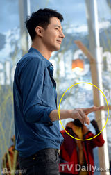 组图：赵仁成韩孝珠休闲亮相活动 比可爱剪刀手