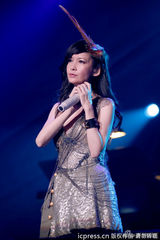 组图：周慧敏加拿大巡演 百变女神气质不减