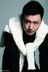 组图：《深白》剧照曝光 曹炳琨变身帅气小老板