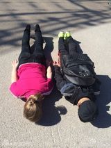 组图：包贝尔搞怪游欧洲 五体投地“横尸”街头