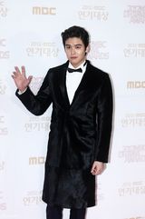 高清图：尹恩惠金秀贤JYJ亮相MBC演技大赏红毯