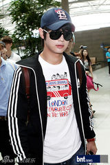 组图：SM家族赴台湾演出亮相机场