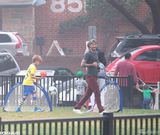 组图：女儿小七参加足球训练 贝克汉姆全家助威