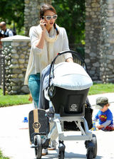 组图：杰西卡-阿尔芭全家野餐 女儿勾脖倒地表情囧