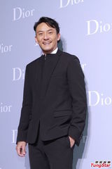 组图：钟楚红张曼玉同台亮相 全智贤露香肩