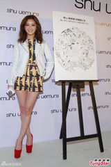 组图：阿Sa(蔡卓妍)与男友度假生病 情人节等对方表示