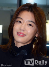 组图：全智贤着黑风衣亮相活动 棕发飘逸显洋气