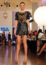 高清组图：辣妈超模米兰达-可儿现身悉尼走秀