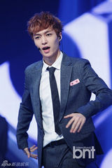 组图：EXO打榜夺冠 前WG宣美复出光脚秀长腿