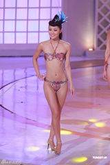 组图：港姐总决选  众佳丽性感泳装亮相