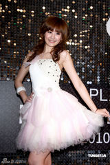 幻灯组图：梁文音现身时尚派对 安心亚公主造型抢眼