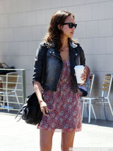 幻灯图：杰西卡-阿尔芭碎花裙配牛仔衣刚柔并济 