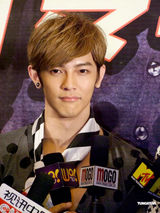 组图：飞轮海为变“熟男”疯狂健身 吴尊被晒黑