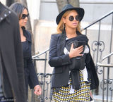 高清图：辣妈碧昂斯带女儿散步彩色花裤子抢眼