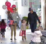 组图：妮可-基德曼手拿气球全家温馨亮相