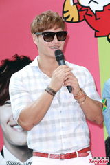 组图：RunningMan四主持香港重现《英雄本色》