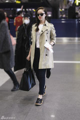 组图：蒋梦婕潮装现身机场 为新片宣传马不停蹄