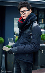 组图：韩星李钟硕冬装写真 休闲装散发青春帅气