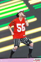 组图：香港巨蛋音乐节f(x)领衔冒台风献歌舞