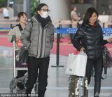 组图：刘诗诗戴口罩睡眼惺忪 疑返京探班吴奇隆