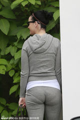 组图：水果姐凯蒂佩里肉臀露内裤痕 背影似大妈