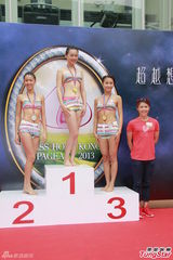 组图：港姐佳丽首度泳衣亮相 水上展傲人身姿