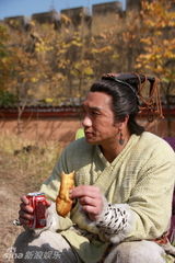 幻灯：《嫦娥》大打喜剧牌 姚笛明道情陷多角恋