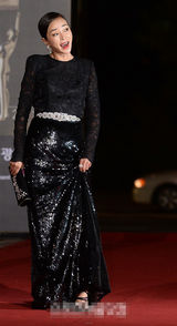 组图：赵敏秀黑色蕾丝长裙亮相 真空上阵露美背