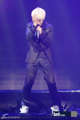 组图：韩新团B.A.P举办Showcase 前辈Secret助阵