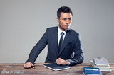 组图：郑凯拍摄时尚写真 职场正装展型男魅力